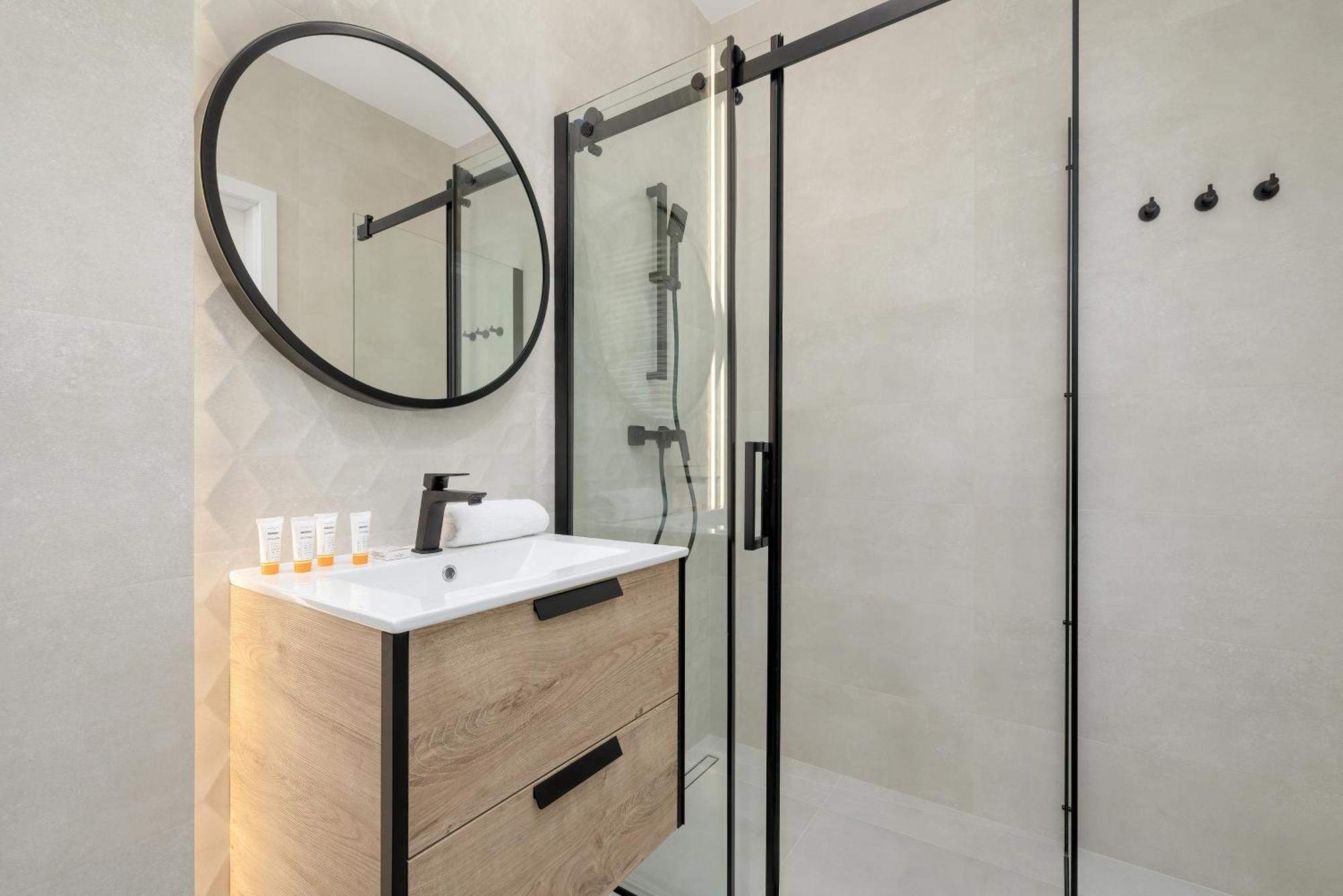 Apartment Bright Park Lotnikow Near Tauron Arena By Renters