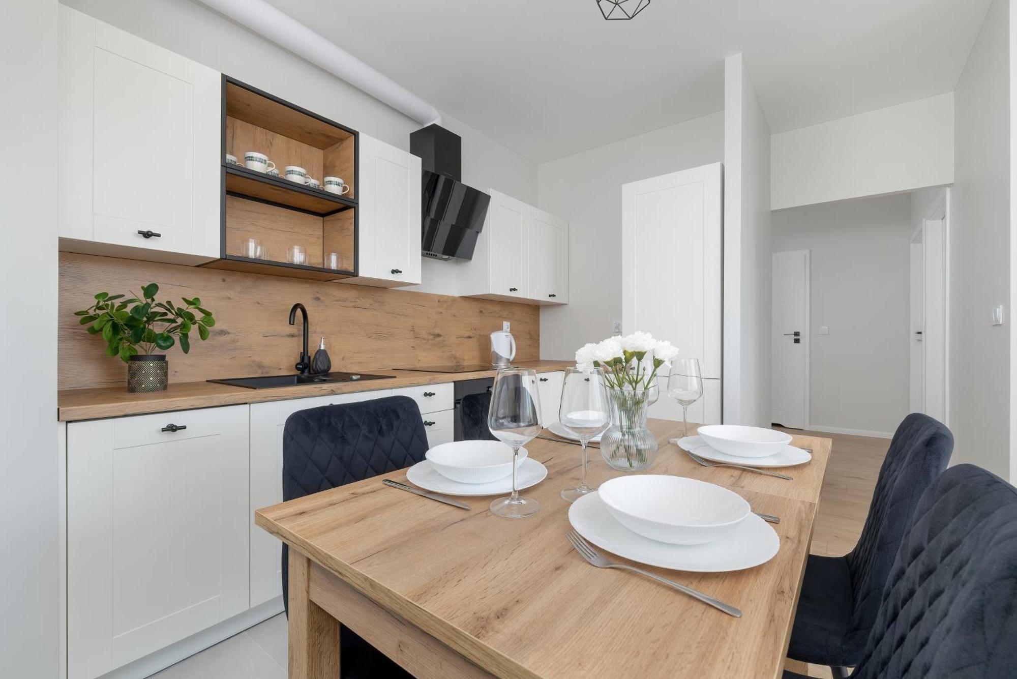 Apartment Bright Park Lotnikow Near Tauron Arena By Renters *