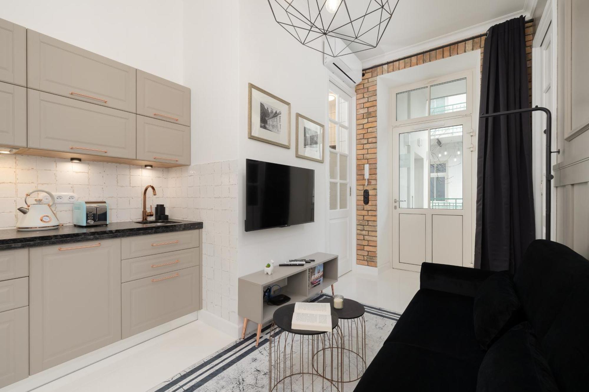 Cosy With Air Conditioning By Renters Apartment *