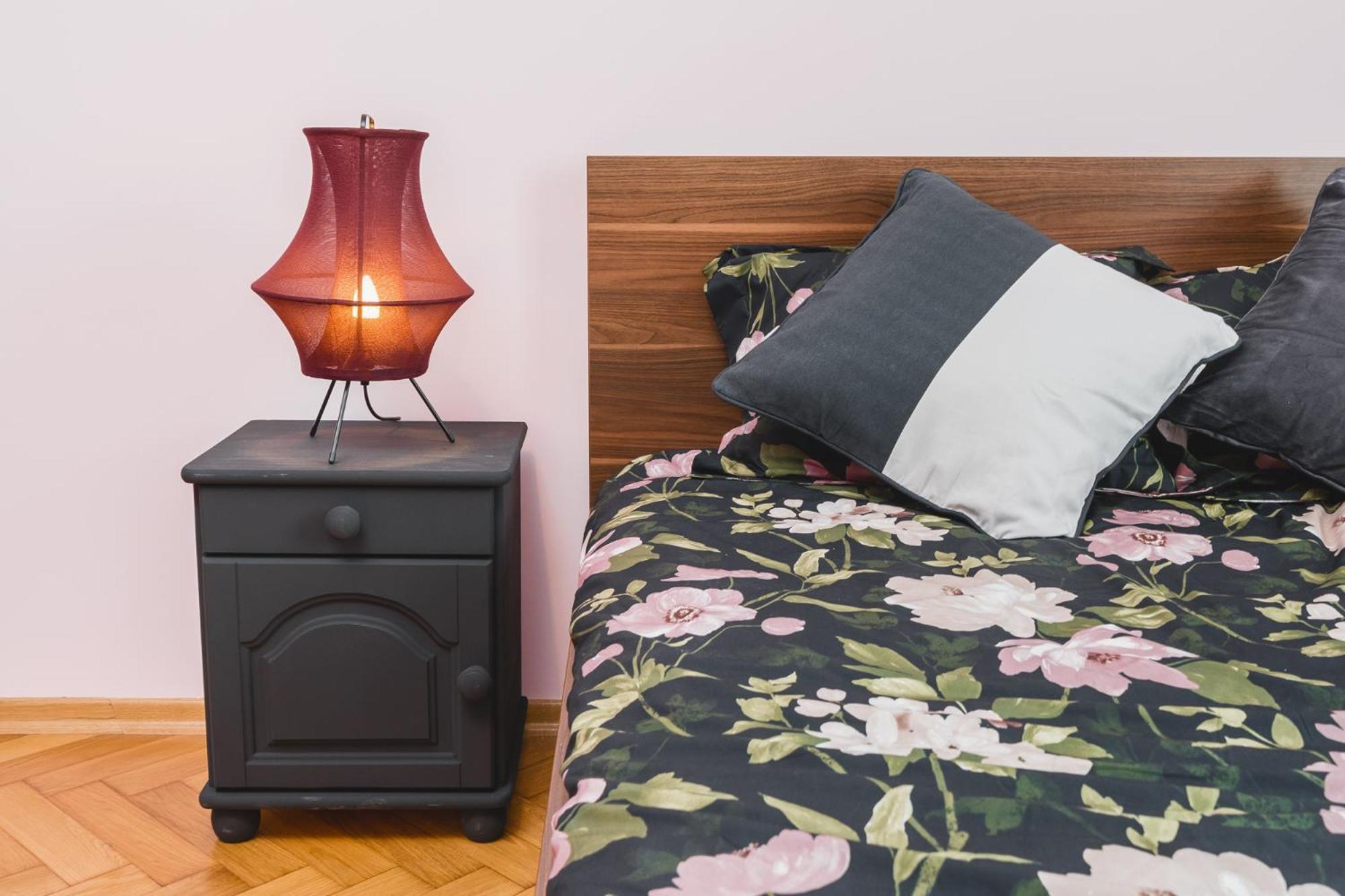 Modern Urban Escape - Old Town - By Upstairs *