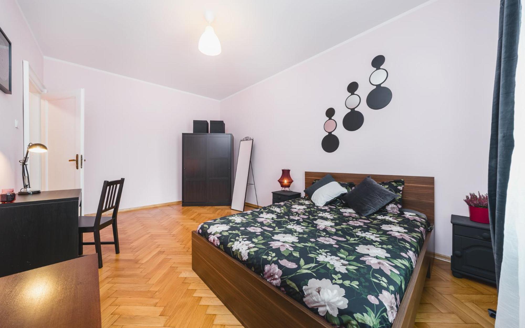 Modern Urban Escape - Old Town - By Upstairs Apartament