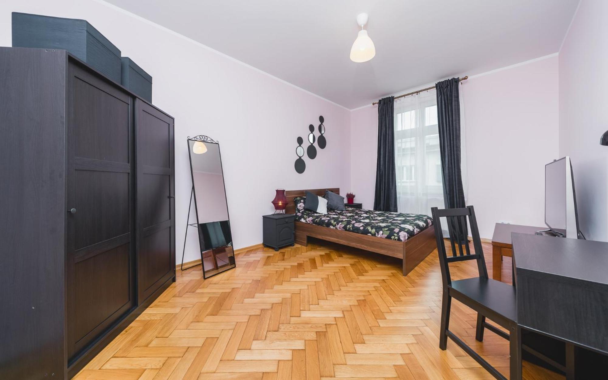 Modern Urban Escape - Old Town - By Upstairs *