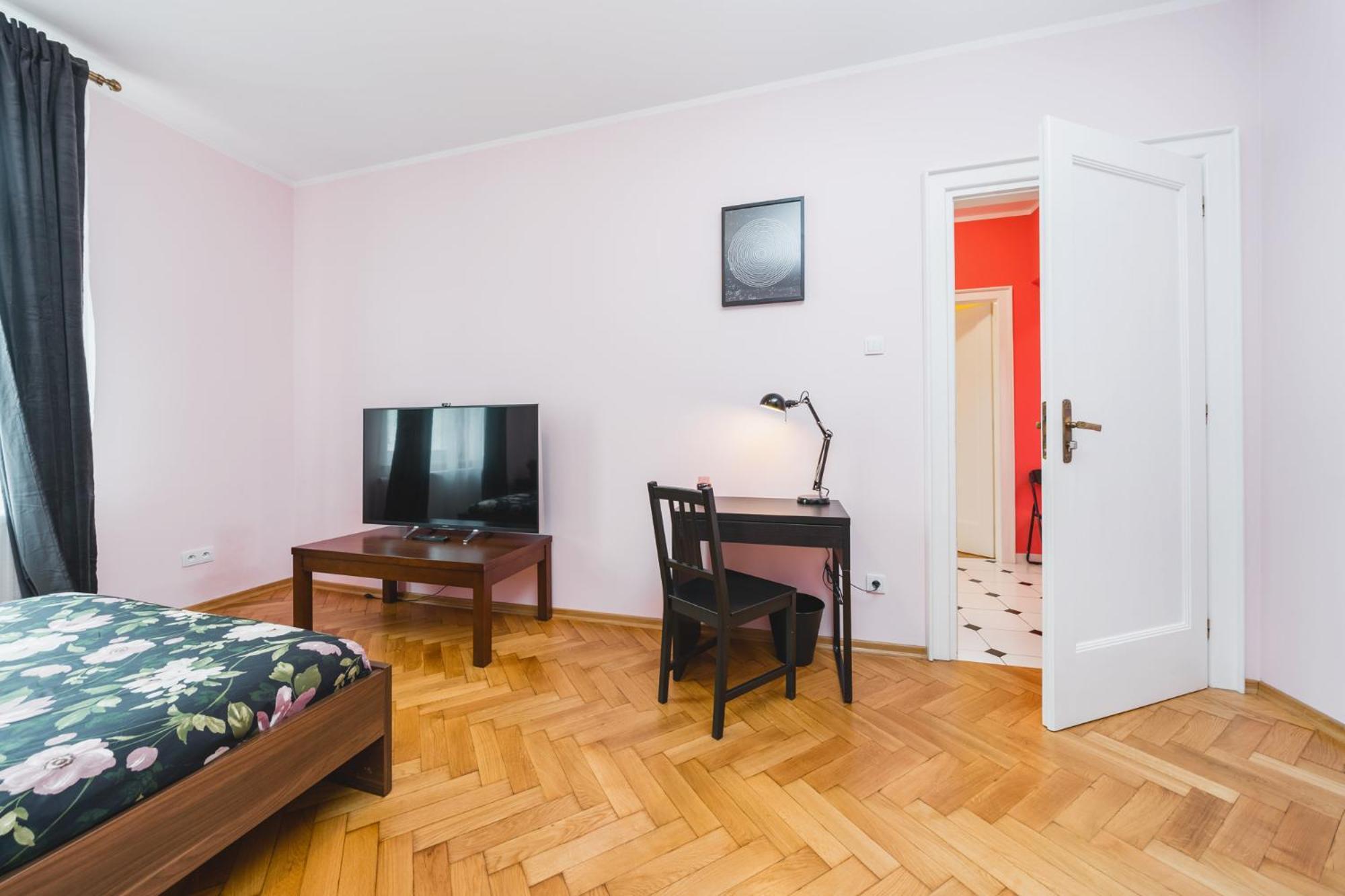 Modern Urban Escape - Old Town - By Upstairs