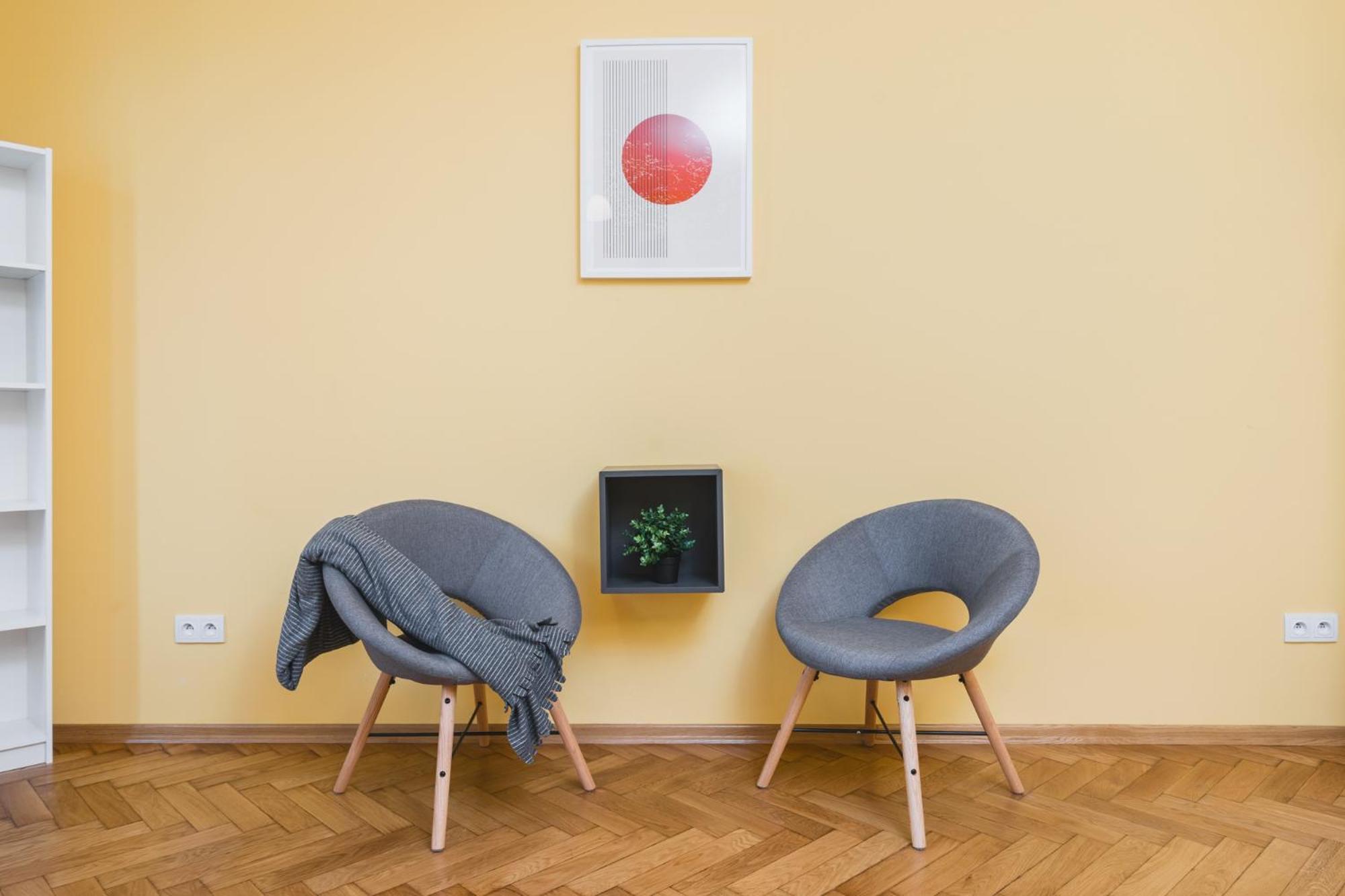 Modern Urban Escape - Old Town - By Upstairs Apartamento