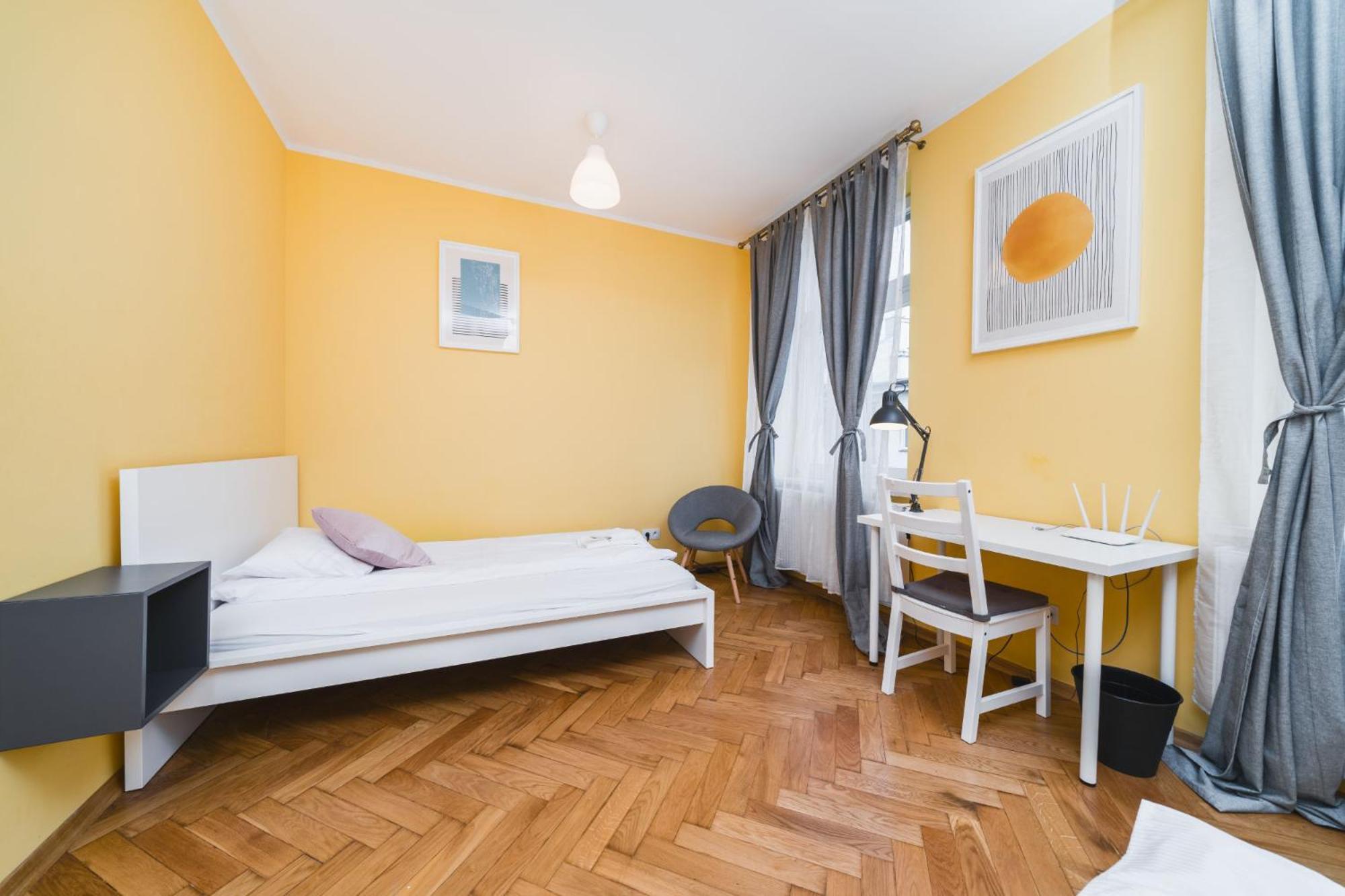 Modern Urban Escape - Old Town - By Upstairs *