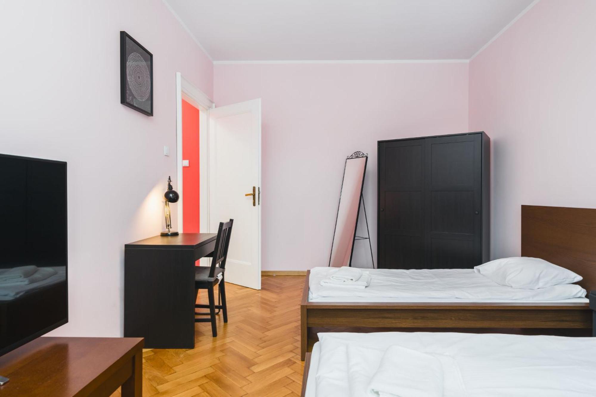 Modern Urban Escape - Old Town - By Upstairs