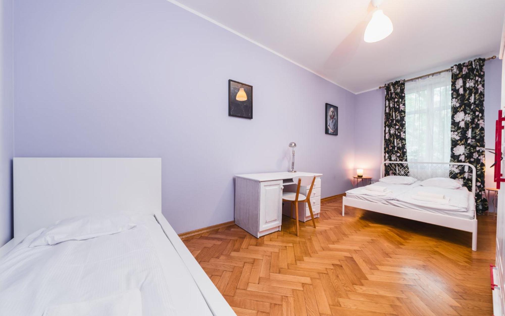 Modern Urban Escape - Old Town - By Upstairs Apartament