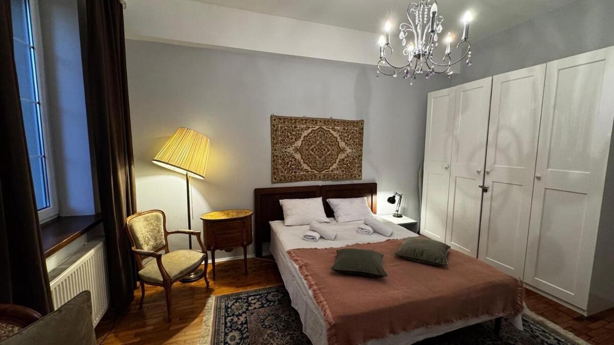Locus Vietoris Apartment