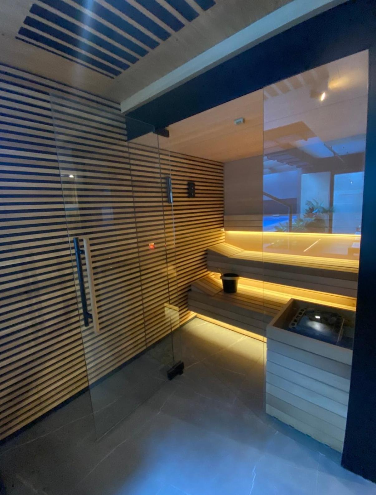 Vistula Avenue Free Parking, Swimming Pool, Sauna & Gym Krakow
