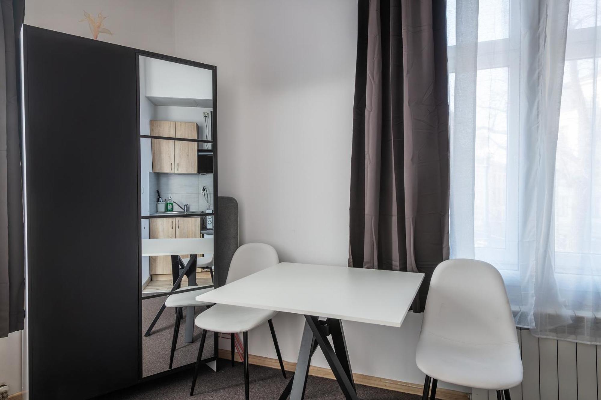Hotel apartamentowy 70s Business