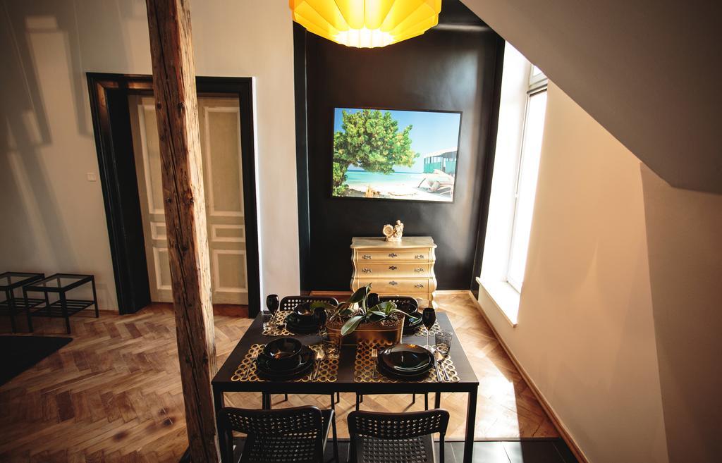 Black Boutique Apartment *
