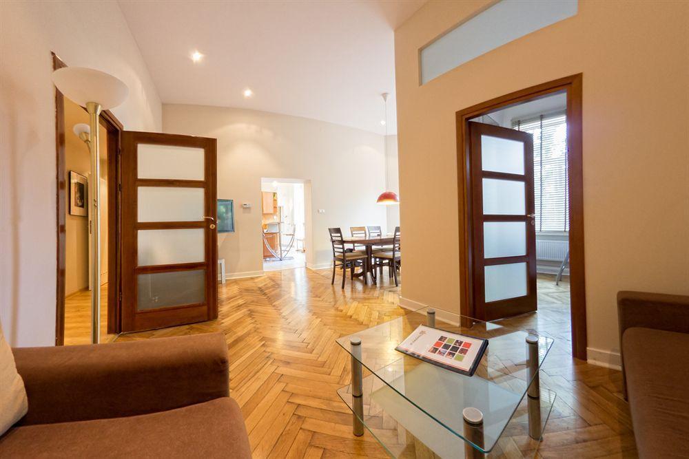 Nocny Apartment