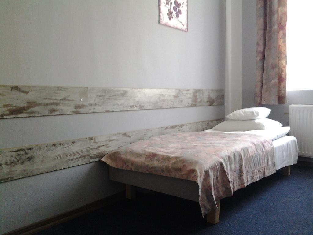 Red Carpet Hostel *