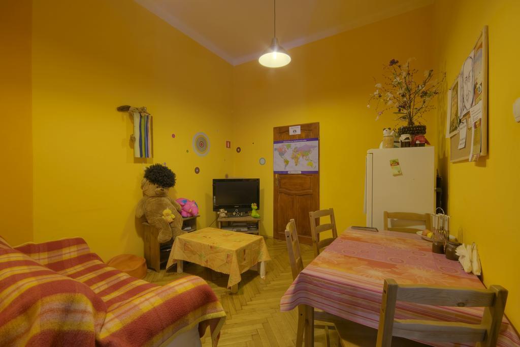 Hostel 70s