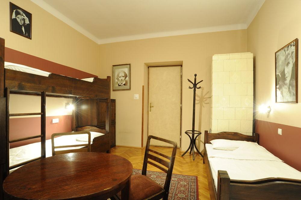 Deco Hostel *