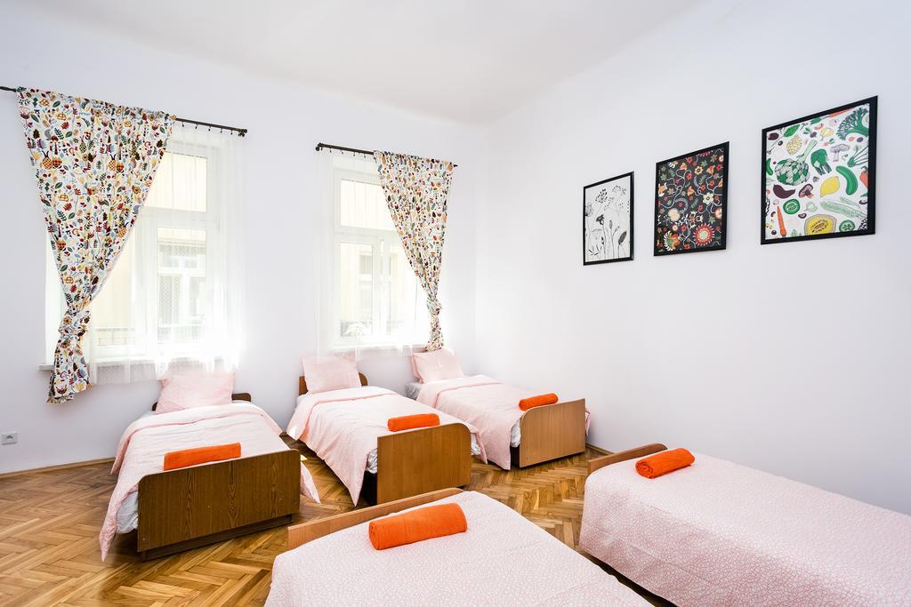 Live Like Locals: Market Square X Jewish District Apartment