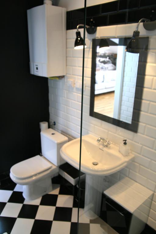 Designer In The Heart Of 4th Floor No Lift Apartment