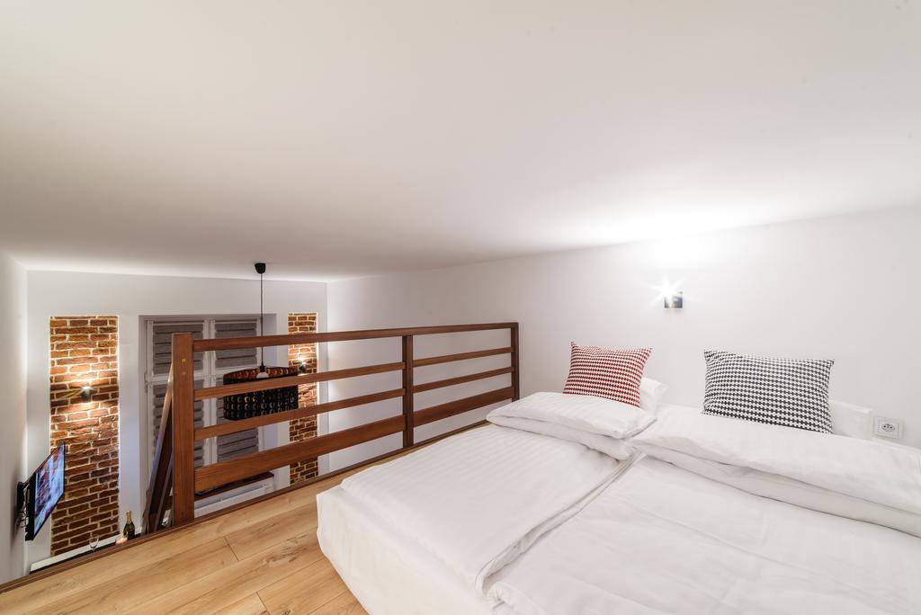 2 Nights - Great Location, Right Next To Main Rail And Bus Station, 10 Min To Main Square By Foot 3* Krakau