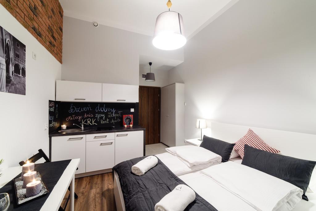 2 Nights - Great Location, Right Next To Main Rail And Bus Station, 10 Min To Main Square By Foot Aparthotel 3*