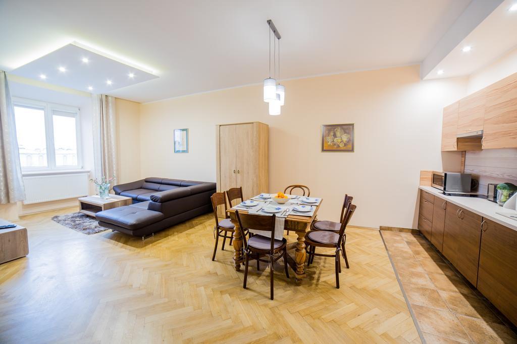 Apartment Market Square *