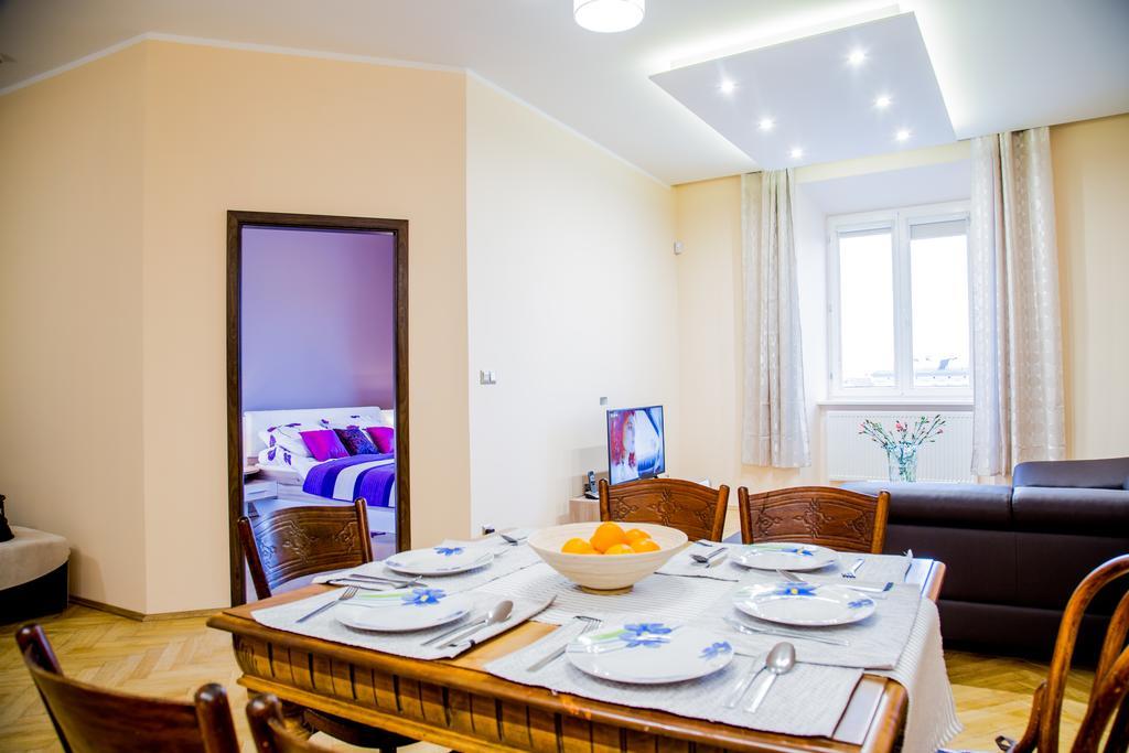 Market Square Apartment *