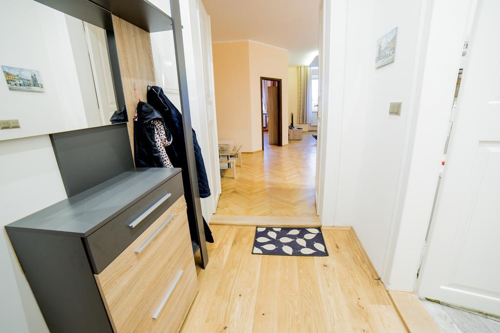 Market Square Apartment *