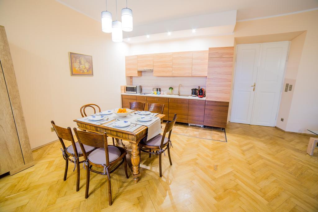 Apartment Market Square