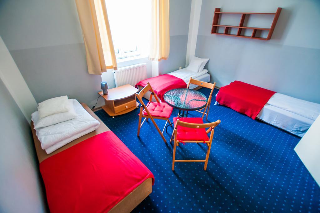 Red Carpet Hostel *