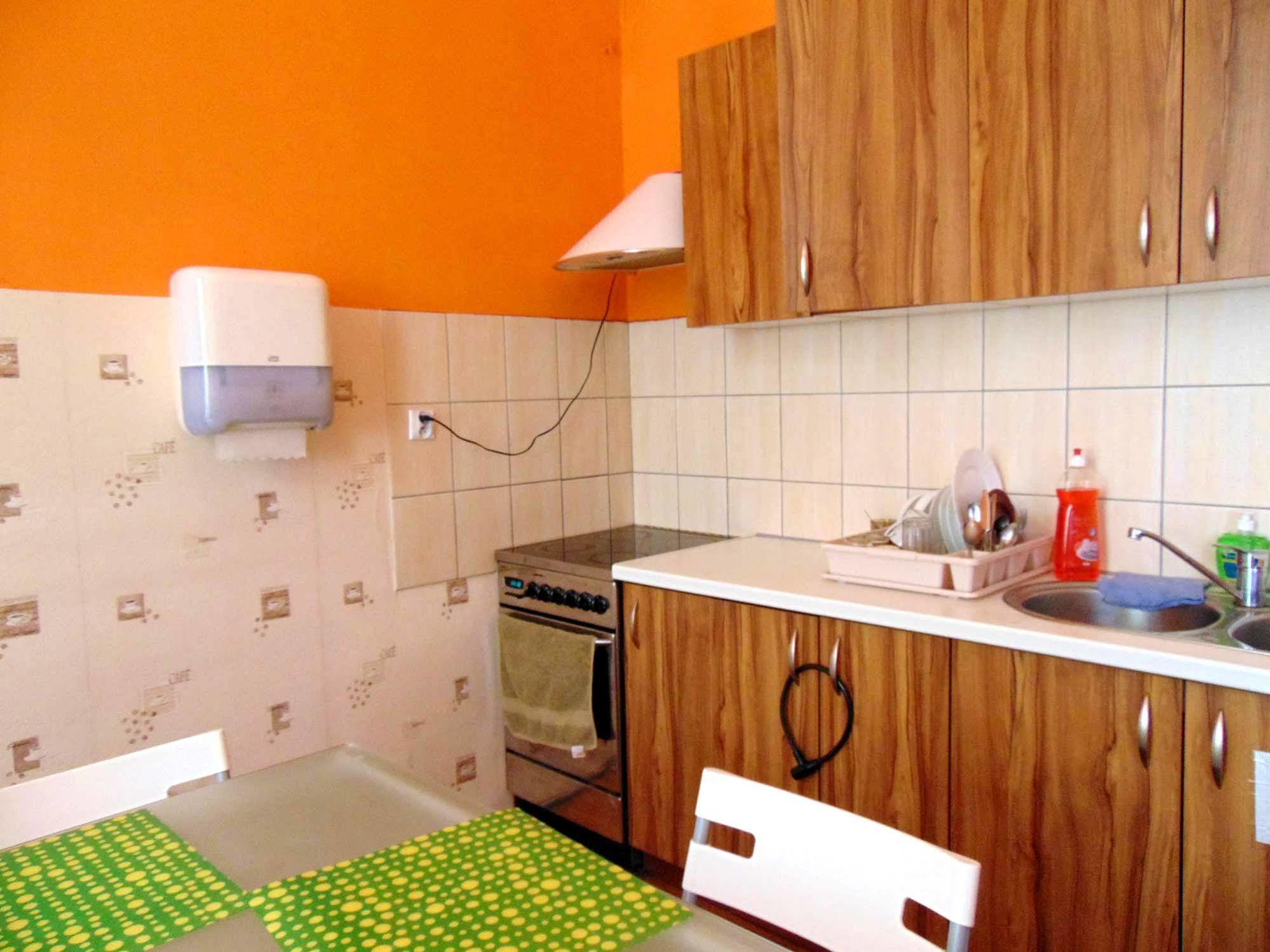 B Movie Guest Homestay *