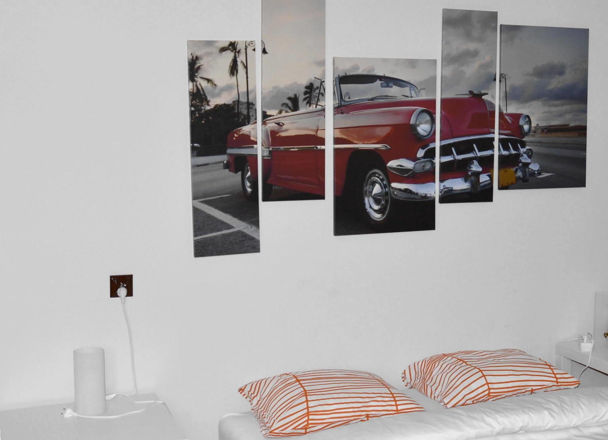 B Movie Guest Homestay *