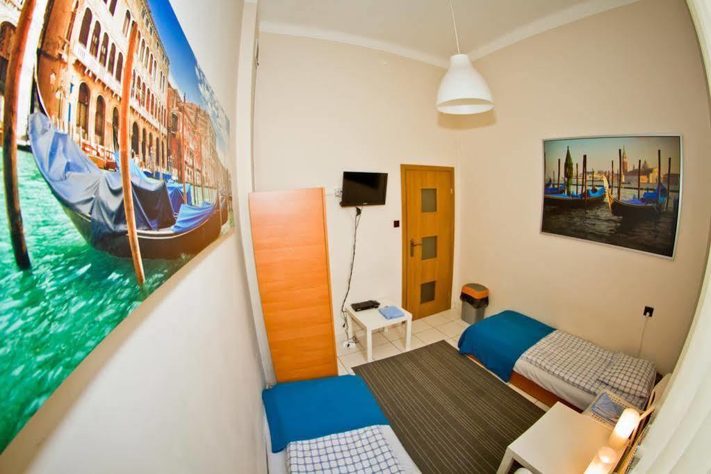 B Movie Guest Homestay *