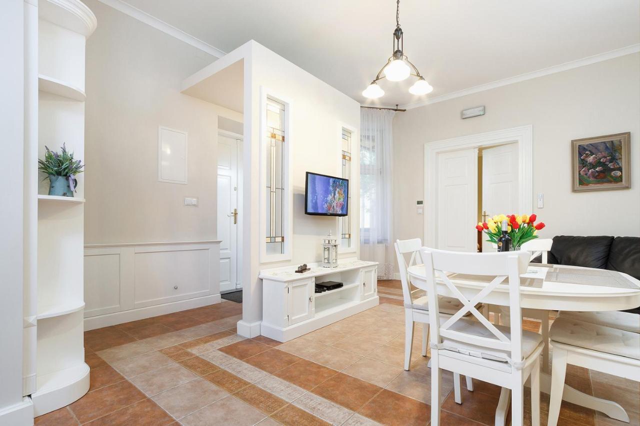 Elegant Aparthotel 2*