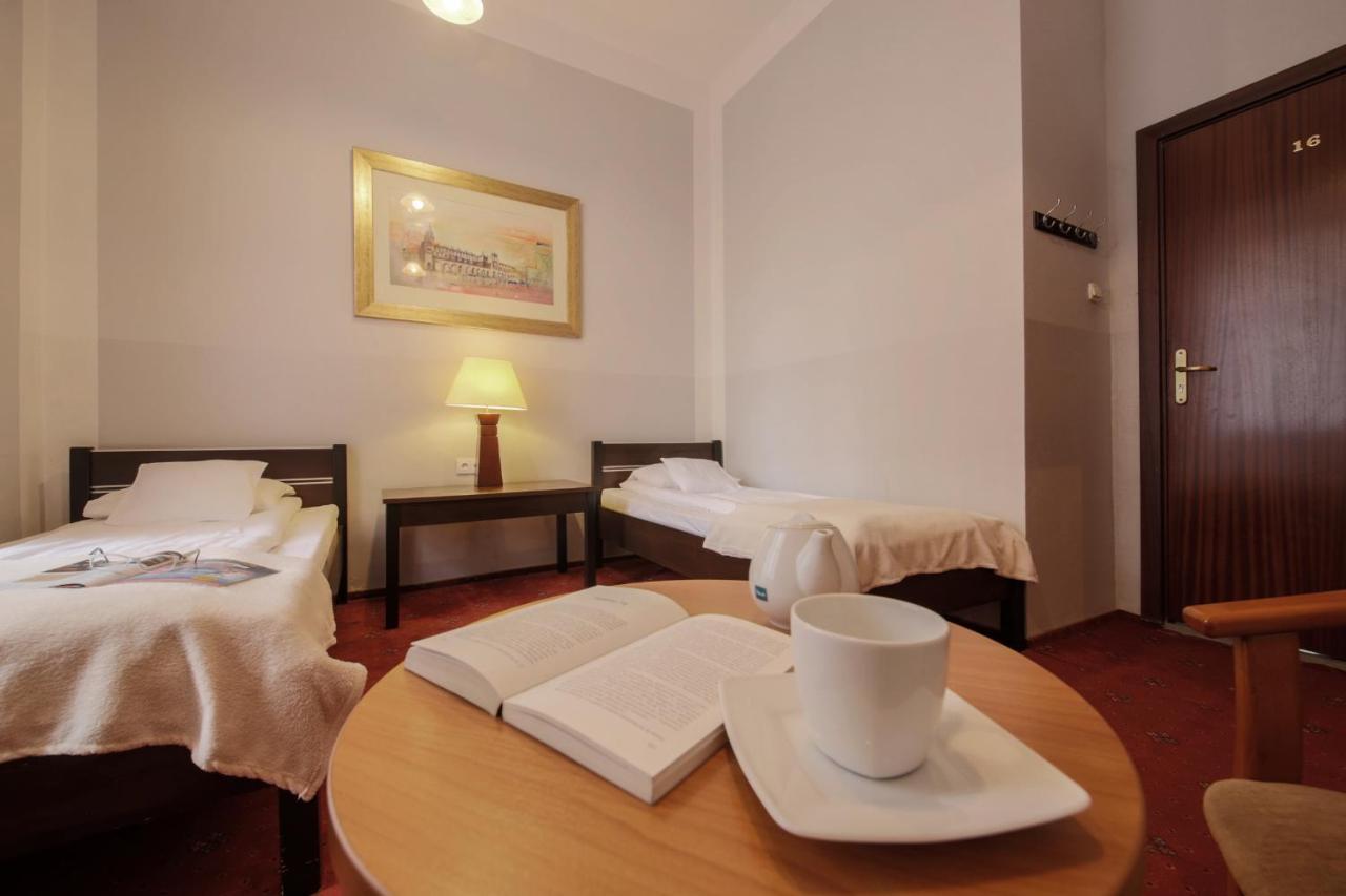 Red Carpet Hostel *