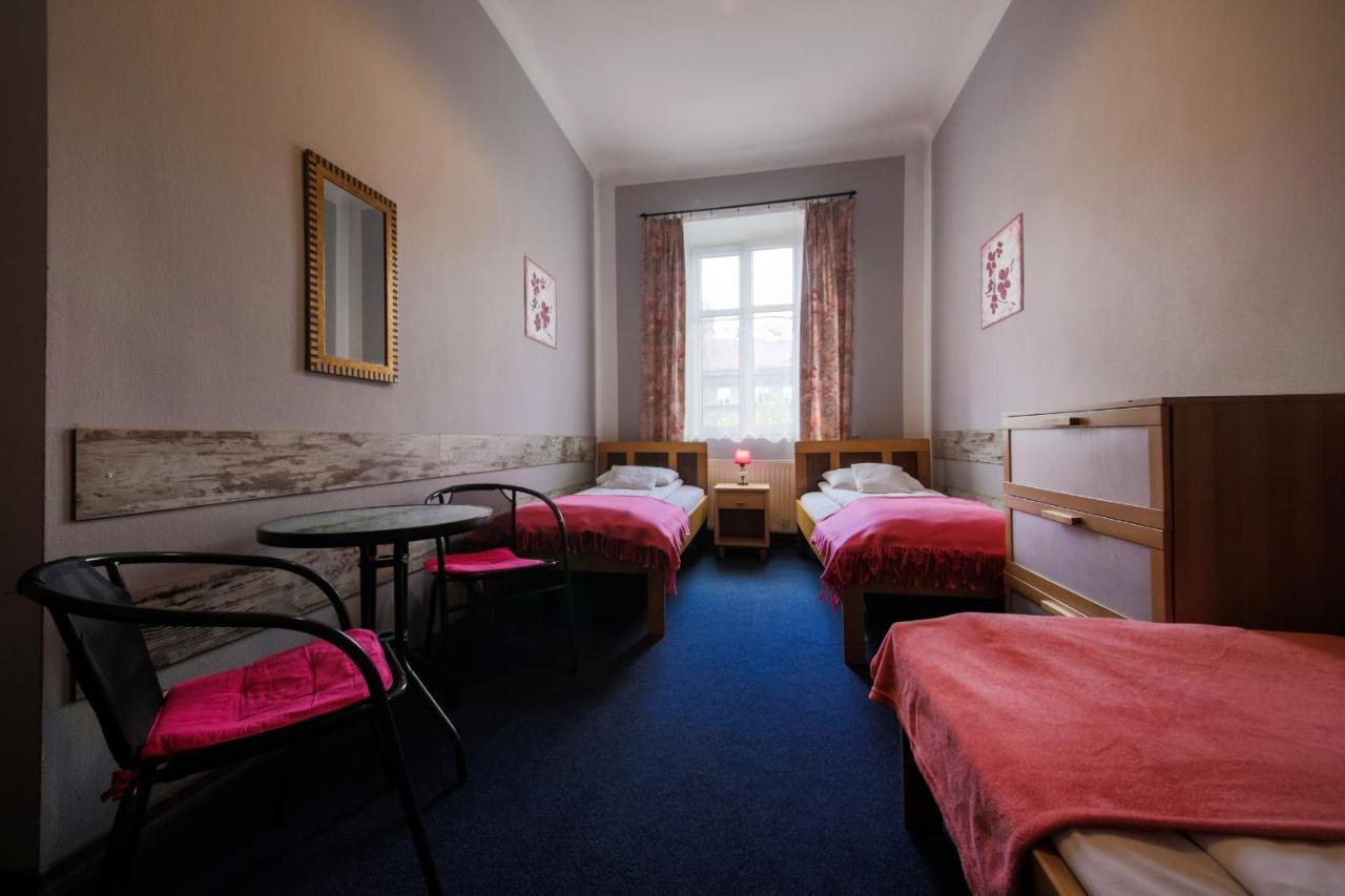 Red Carpet Hostel *