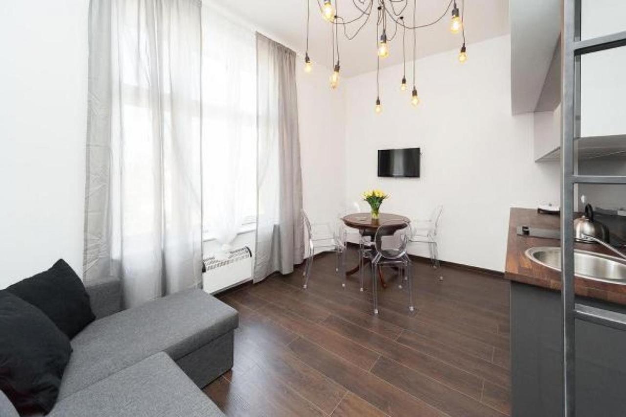 2 Nights - Great Location, Right Next To Main Rail And Bus Station, 10 Min To Main Square By Foot Aparthotel 3*