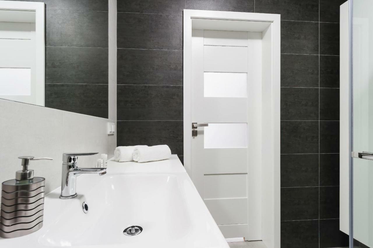 Claro Ii By Renters Apartment