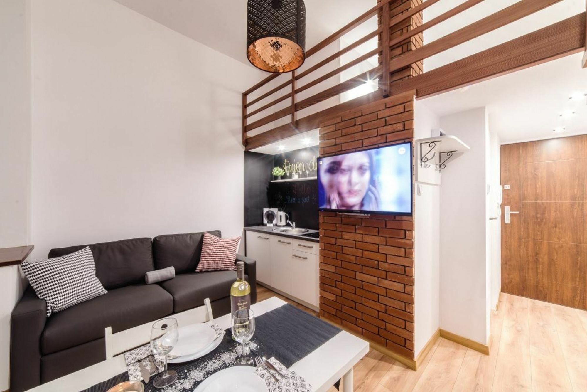 2 Nights - Great Location, Right Next To Main Rail And Bus Station, 10 Min To Main Square By Foot Krakau