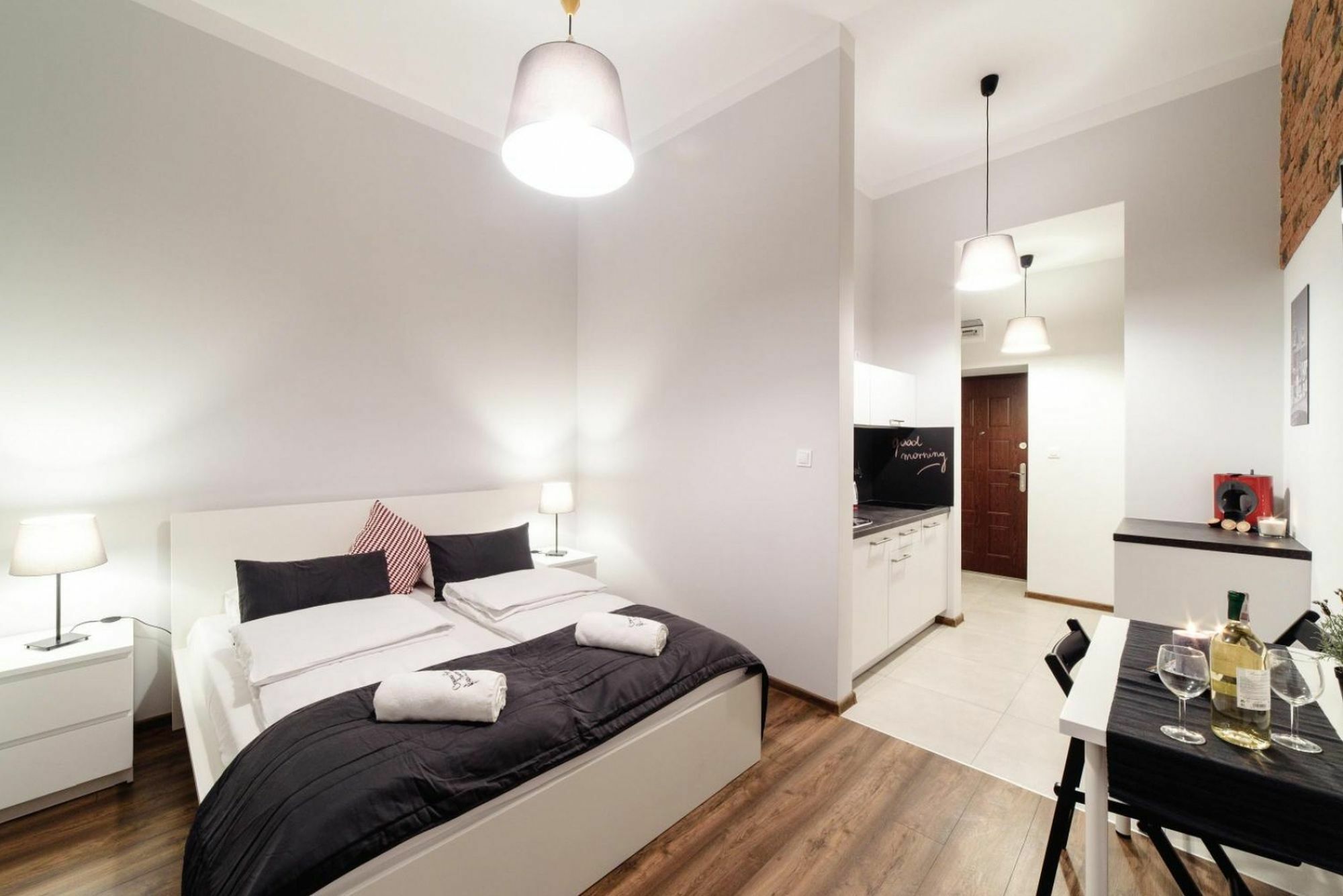 2 Nights - Great Location, Right Next To Main Rail And Bus Station, 10 Min To Main Square By Foot 3* Krakau