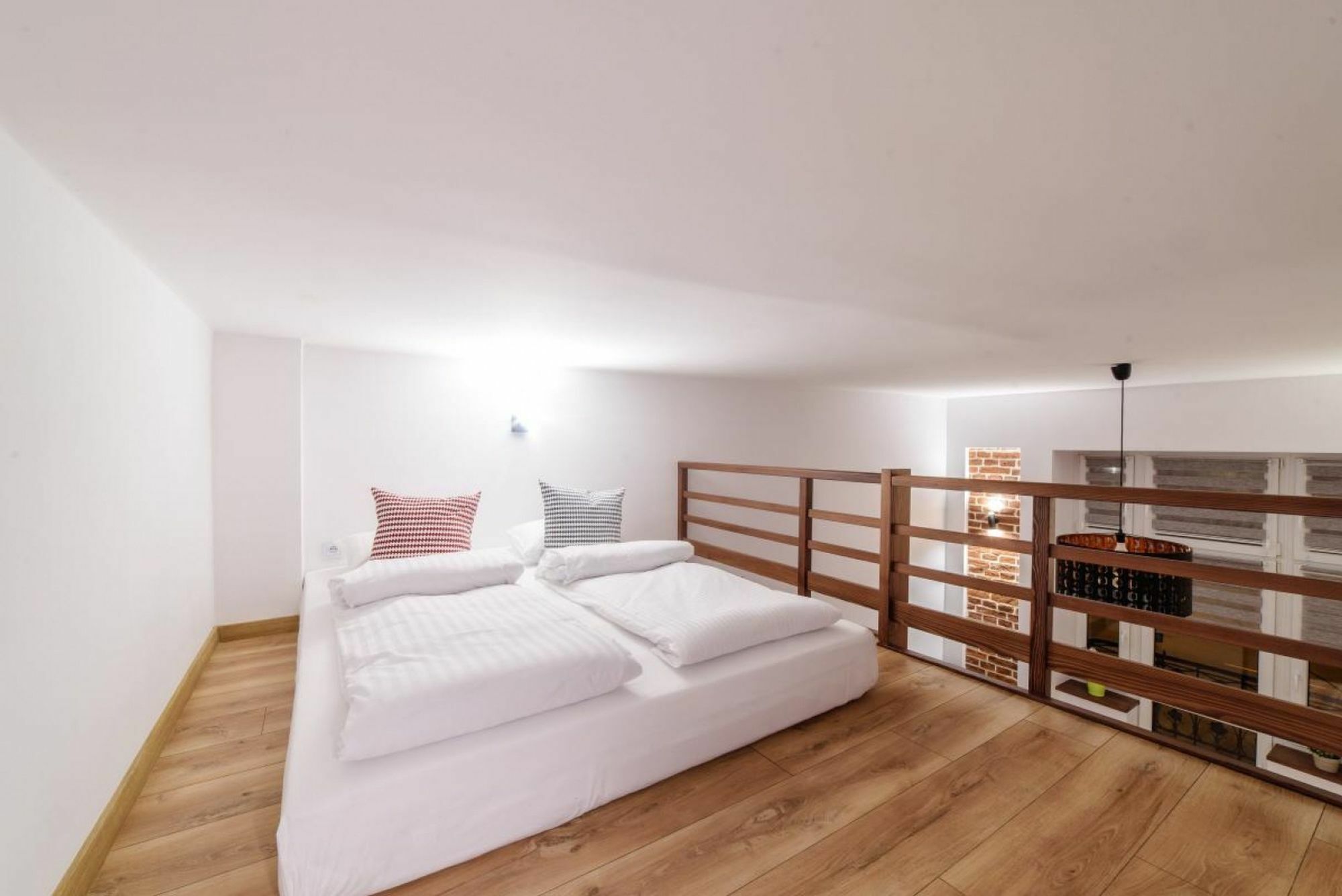 2 Nights - Great Location, Right Next To Main Rail And Bus Station, 10 Min To Main Square By Foot 3* Krakau