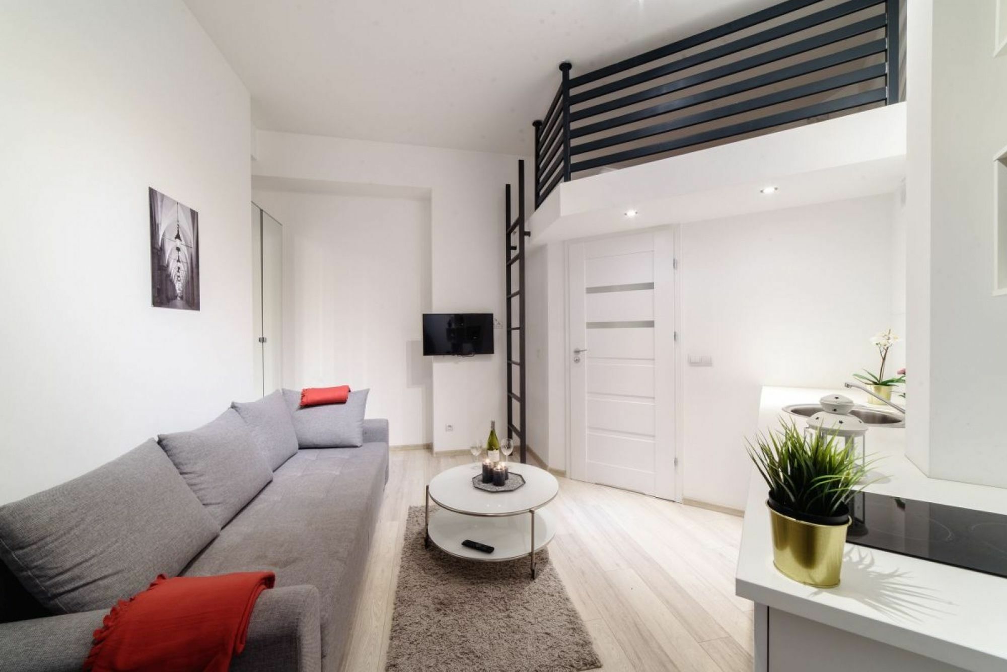 2 Nights - Great Location, Right Next To Main Rail And Bus Station, 10 Min To Main Square By Foot 3* Krakau