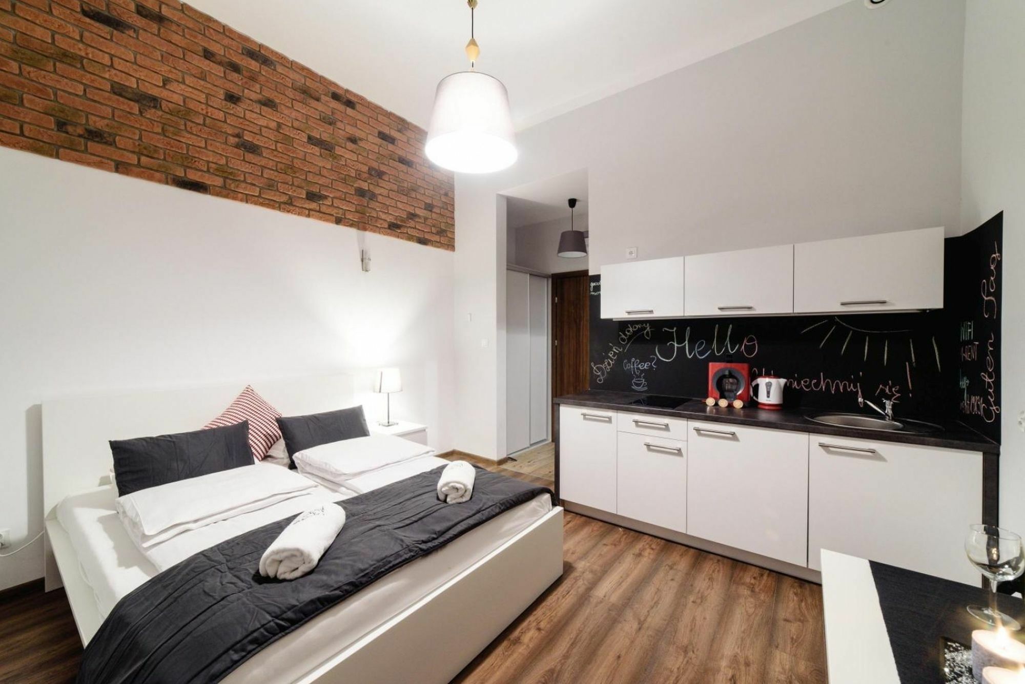 2 Nights - Great Location, Right Next To Main Rail And Bus Station, 10 Min To Main Square By Foot Aparthotel Krakau