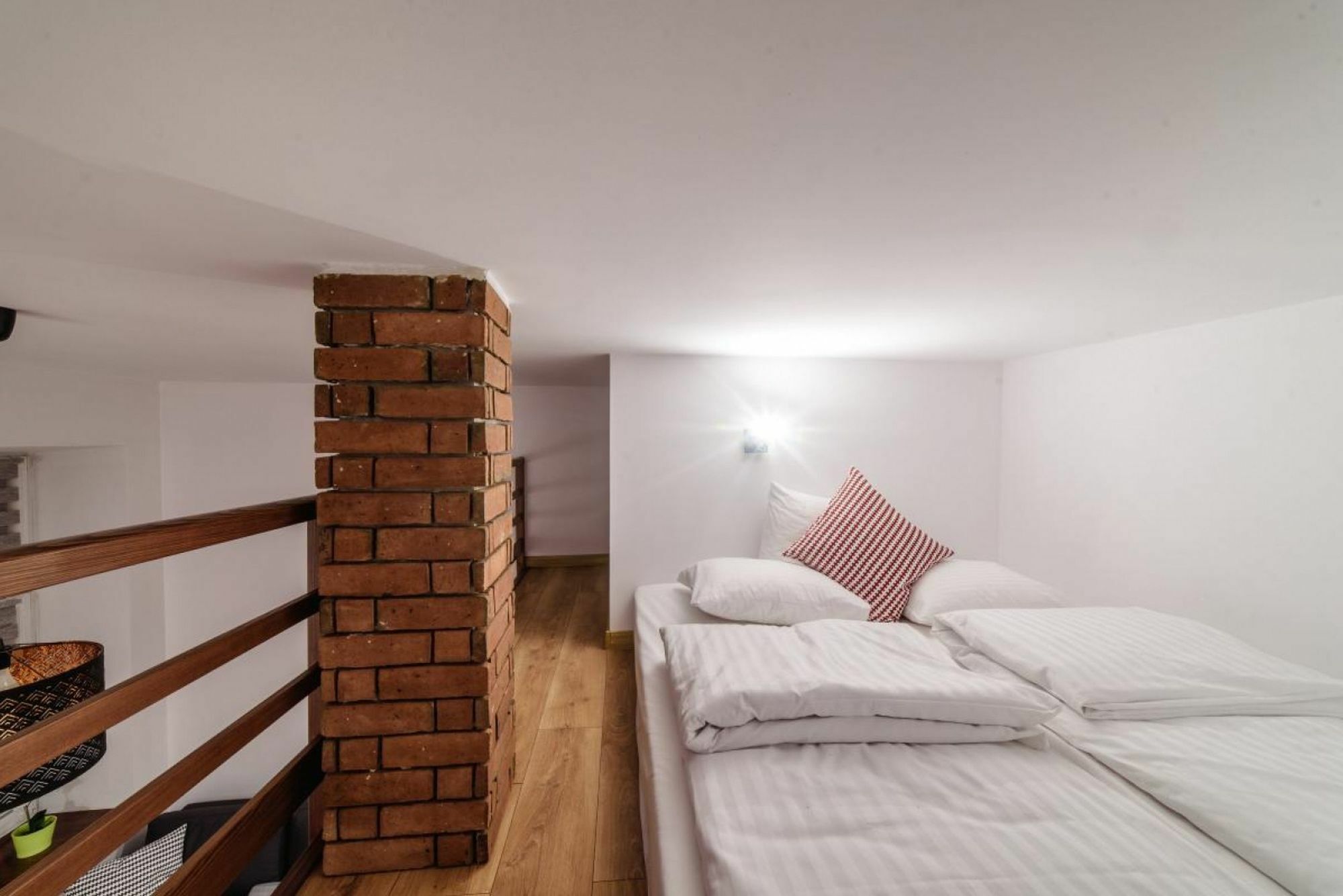 2 Nights - Great Location, Right Next To Main Rail And Bus Station, 10 Min To Main Square By Foot Aparthotel 3*