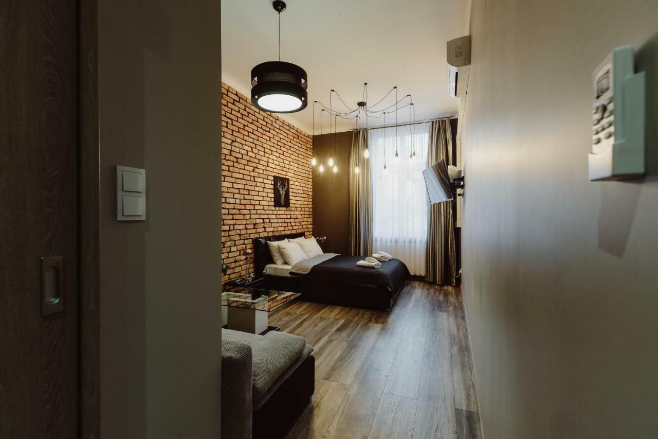 Leo Main Square Apartment