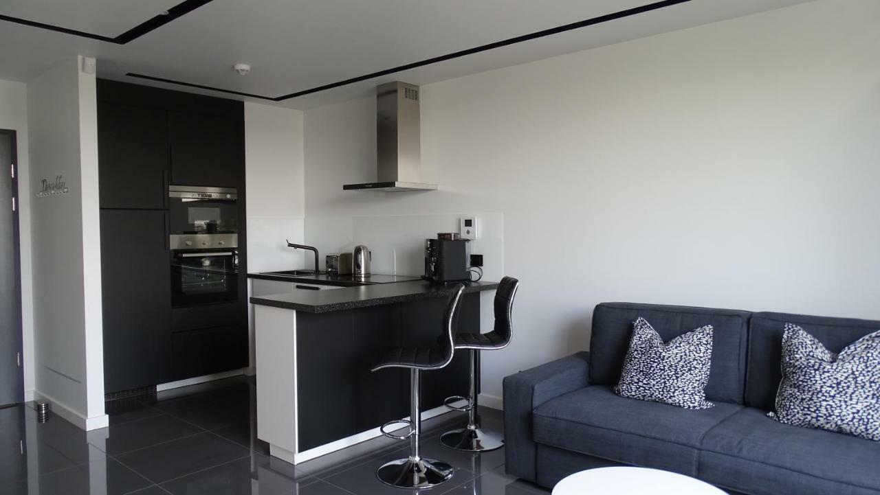 Black Line Apartment *