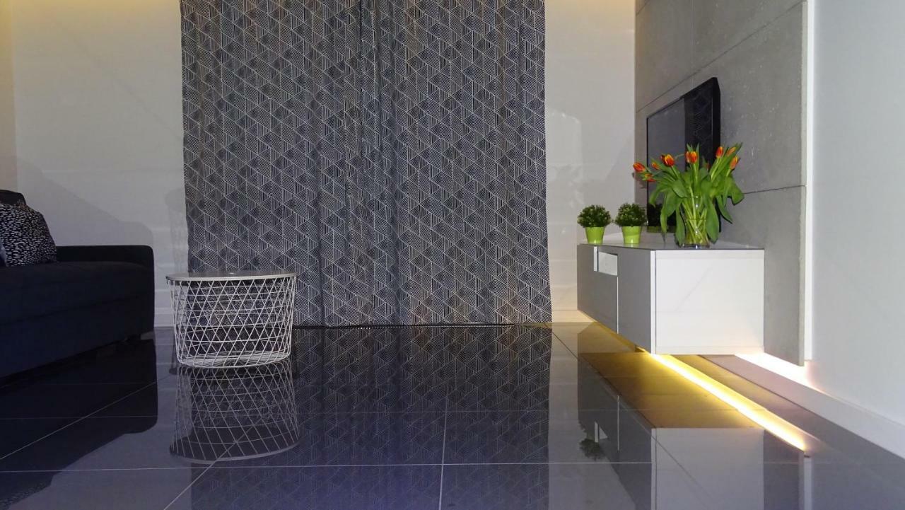 Apartment Black Line