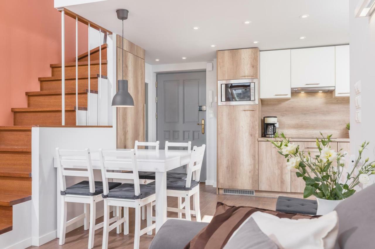 Cheerful Air Conditioned With Mezzanine And Parking - Old Town Apartment Krakau