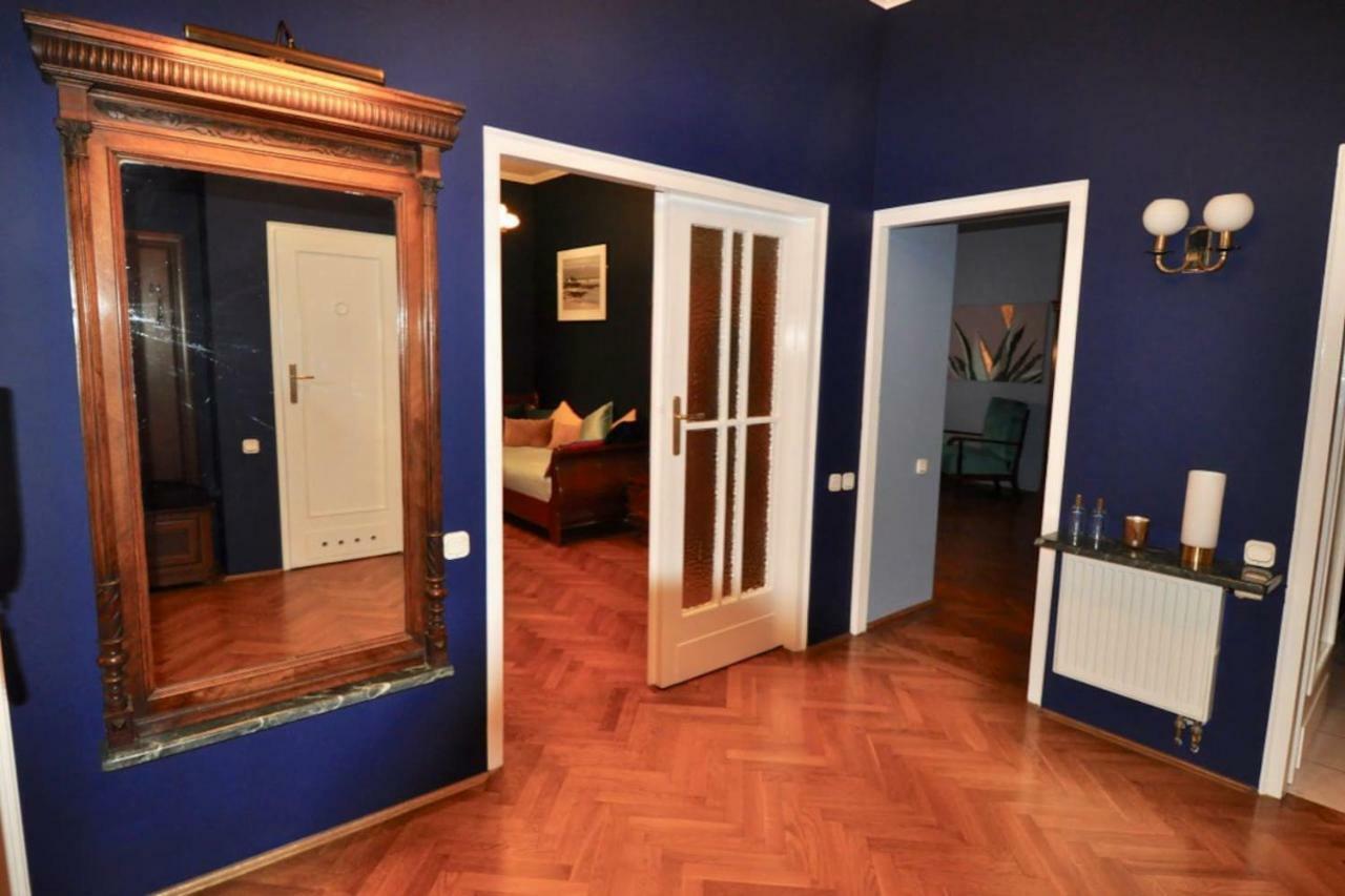 Fine Art Luxury In The Old Town Absolute Center Apartment