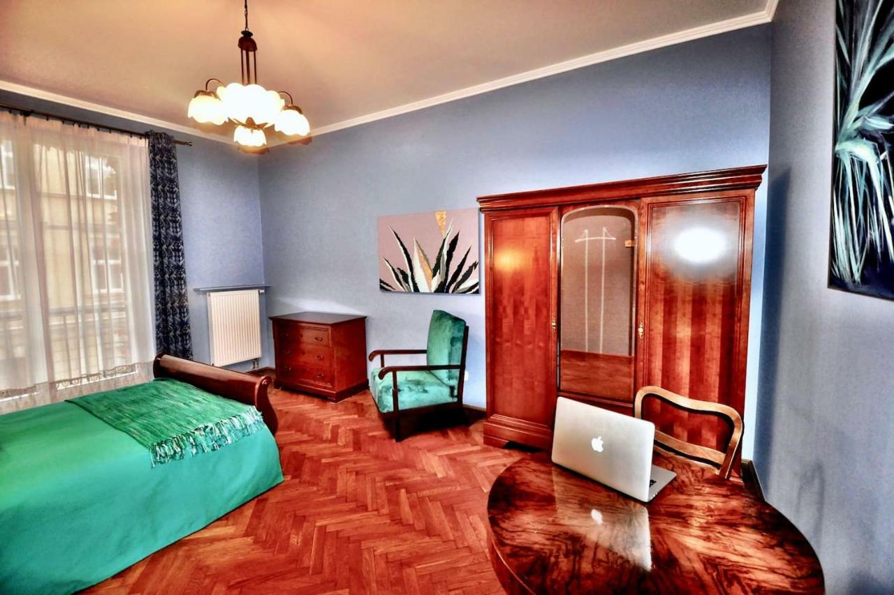Fine Art Luxury In The Old Town Absolute Center