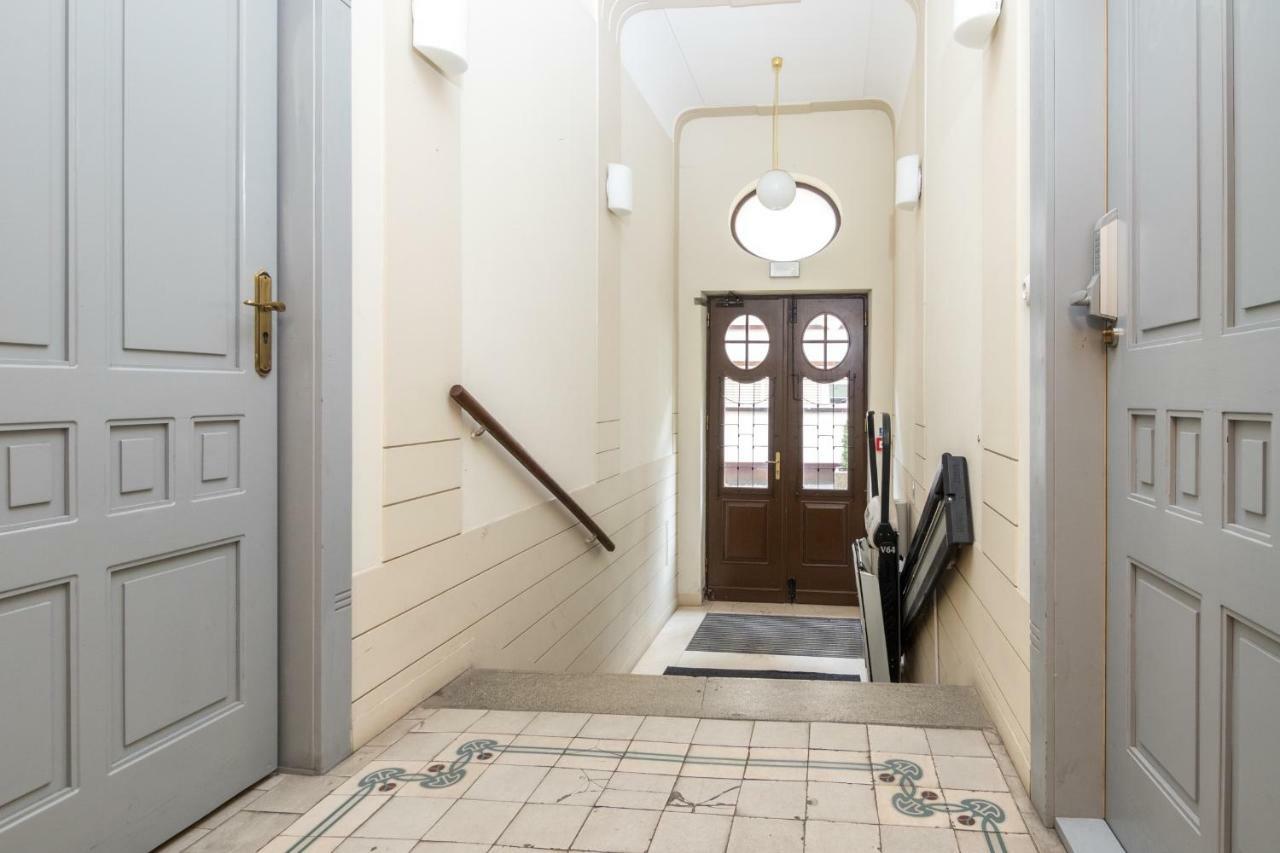Cheerful Air Conditioned With Mezzanine And Parking - Old Town *