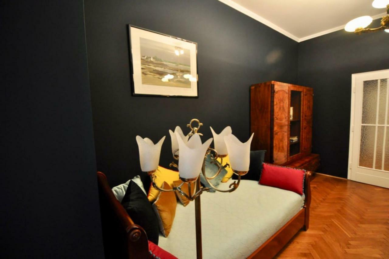 Fine Art Luxury In The Old Town Absolute Center Apartment